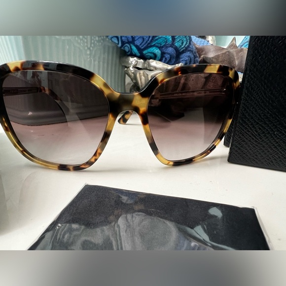 PRADA SPR 10V TORTOISE AUTHENTIC SUNGLASSES New in Box - Picture 1 of 10